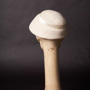 1950s Cream Felt and Ribbon Hat